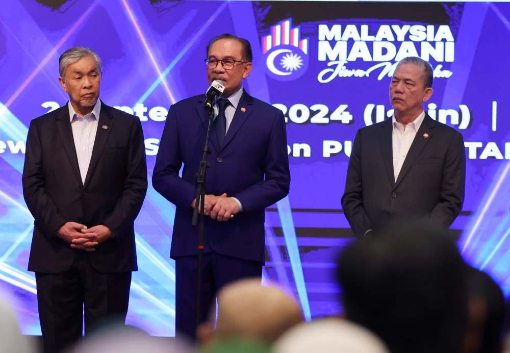 Speaking at the Prime Minister’s Department’s monthly assembly here, Anwar acknowledged that while the civil service’s performance has been commendable, there is still room for significant improvement. — Bernama pic