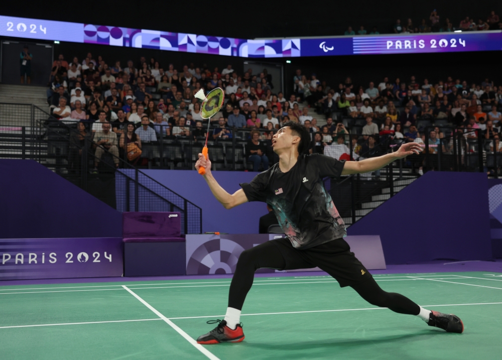 Malaysian national badminton player Muhammad Fareez Anuar went down fighting 12-21, 21-14, 6-21 to Indonesian player Suryo Nugroho in the 2024 Paris Paralympic Games badminton men's singles semi-final at the Porte de La Chapelle Arena yesterday. — Bernama pic