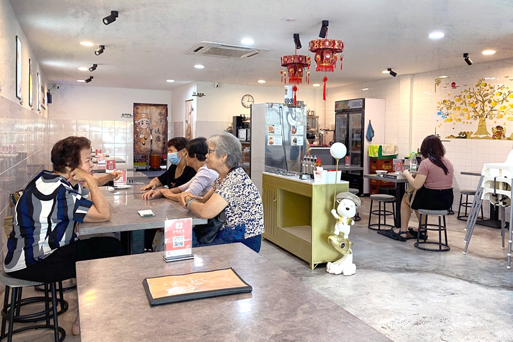 Diners waiting for their lunch orders. — Picture by CK Lim