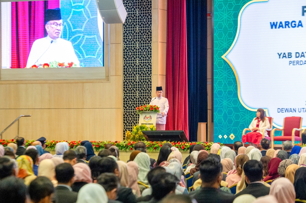 Anwar warns Finance Ministry staff at the monthly assembly to be alert and flag any discrepancy they spot in agencies. — Picture by Shafwan Zaidon