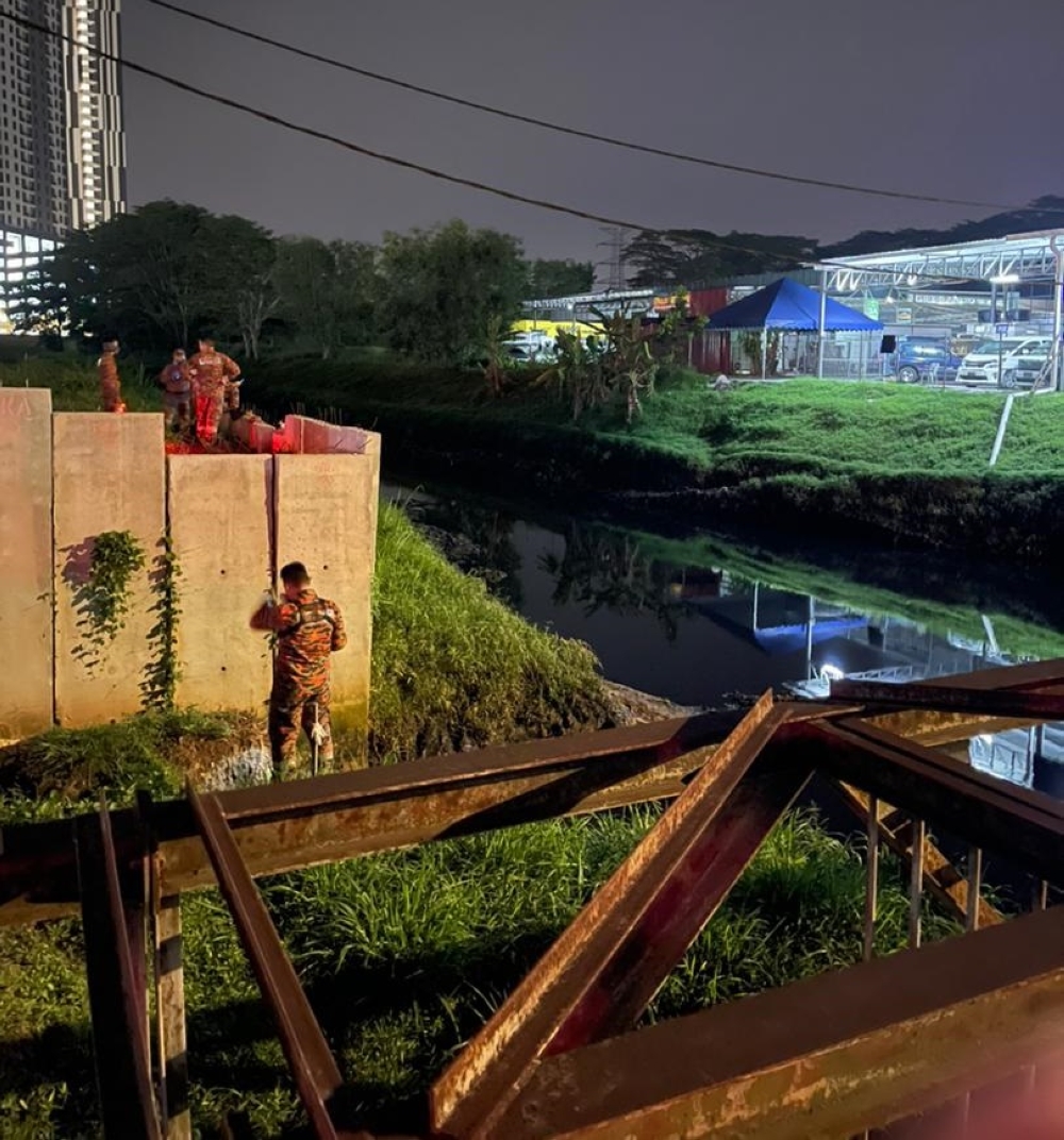 Fire and Rescue personnel are seen in the area after chemical odour pollution was detected around Taman Mount Austin, Taman Daya and Taman Istimewa in Johor Baru. — Picture courtesy of Johor Fire and Rescue Dept