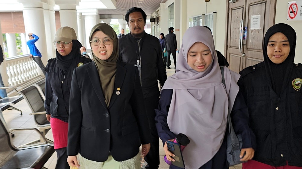 Kepala Batas MP Siti Mastura Muhammad (front left) arrives at Penang High Court September 3, 2024. — Picture by Opalyn Mok