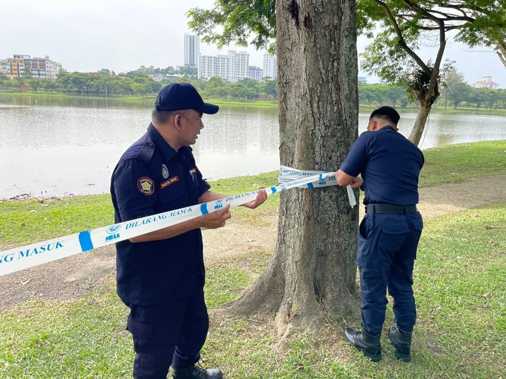 As part of security measures, the Shah Alam City Council has installed barrier ropes around the lake area and will carry out ongoing monitoring. — Picture via Facebook/Majlis Bandaraya Shah Alam