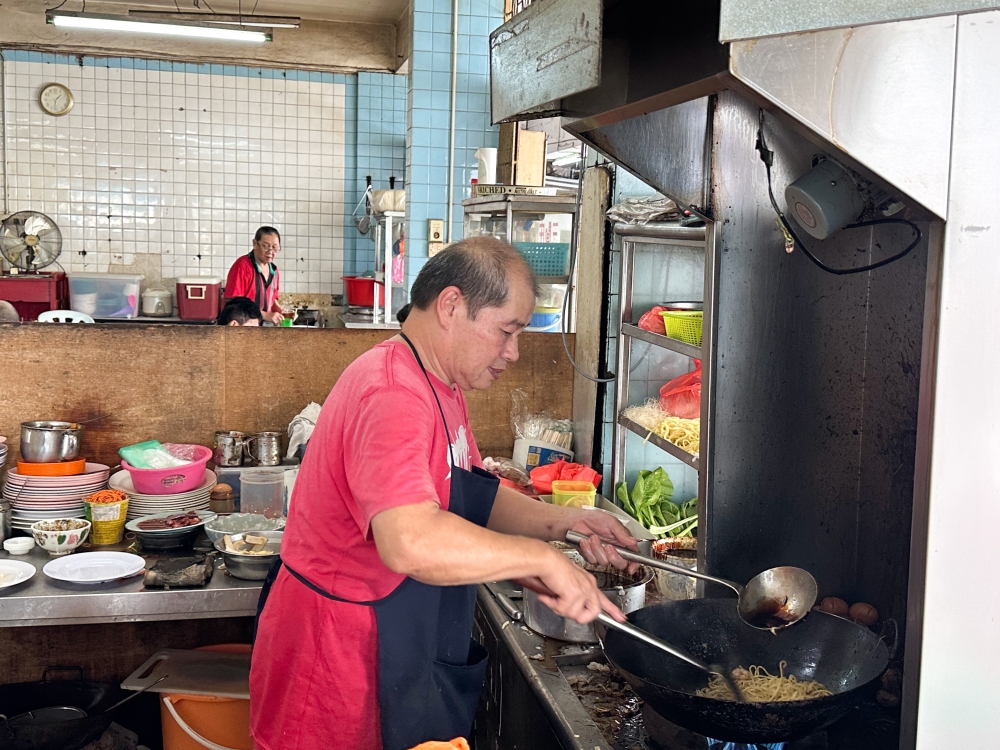 Freddie Gan has around 50 plus years experience frying noodles. — Picture by Lee Khang Yi