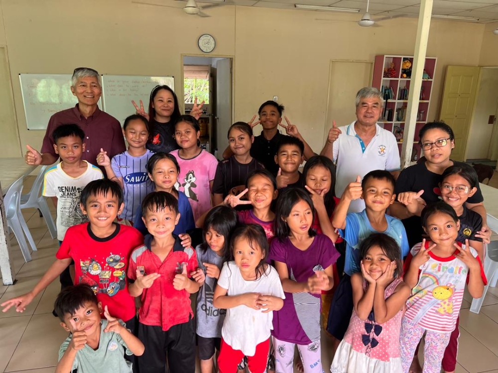 Jimmy Lei with the children. In the last 10 years, Jimmy has started five hostels in the poorest region in Malaysia — the area between Kota Marudu, Tandek, Pitas and Kota Belud.