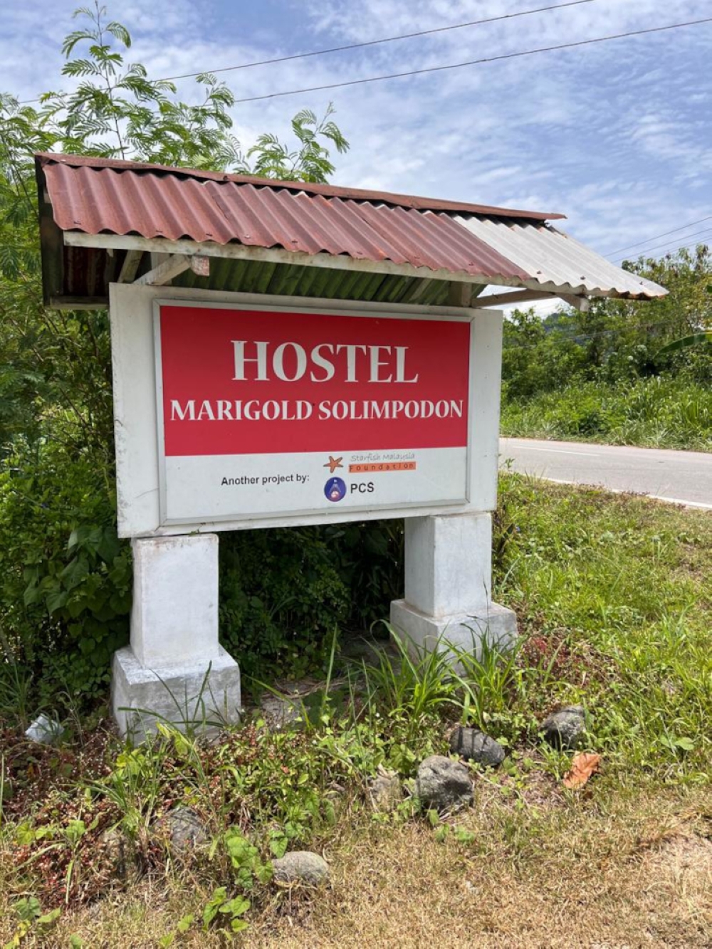 A sign for Hostel Marigold Solimpodon. 