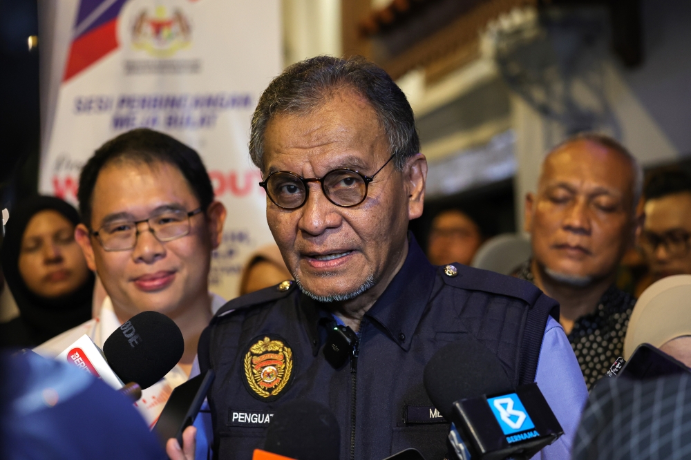 The odour pollution incident at Sungai Pandan here is under control, with no reports of residents being hospitalised, said Health Minister Datuk Seri Dr Dzulkefly Ahmad. — Bernama pic