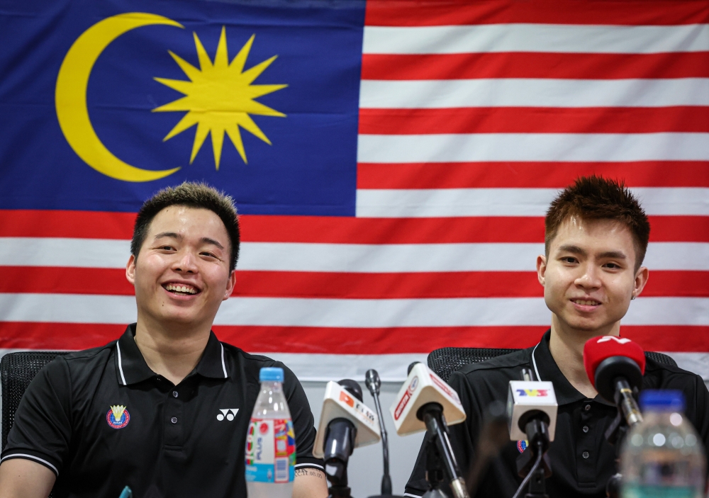 National men’s doubles coach Tan Bin Shen said Soh Wooi Yik (right) is making good recovery progress but intensive on-court training is still out of the question for now. — Bernama pic