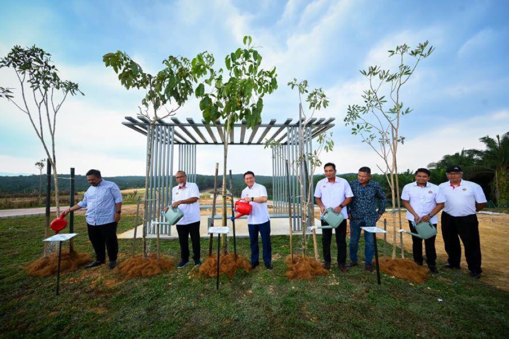 Minister Nga Kor Ming (third from left) said the Housing and Local Government Ministry is working to transform the Felda Tenggara landfill in Johor that stored 360,000 metric tonnes of rubbish since 1999 into a recreational park at a cost of RM23 million. — Picture from Facebook/Nga Kor Ming