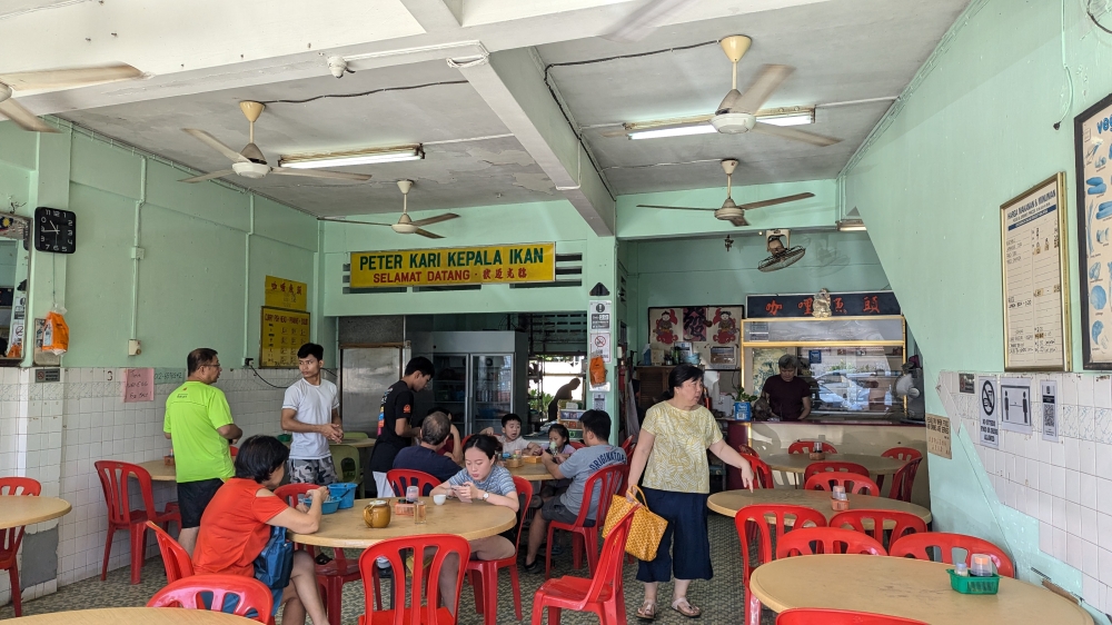 There’s still 15 minutes before the restaurant opens, but regulars are already seated and ordering. — Picture by Ethan Lau