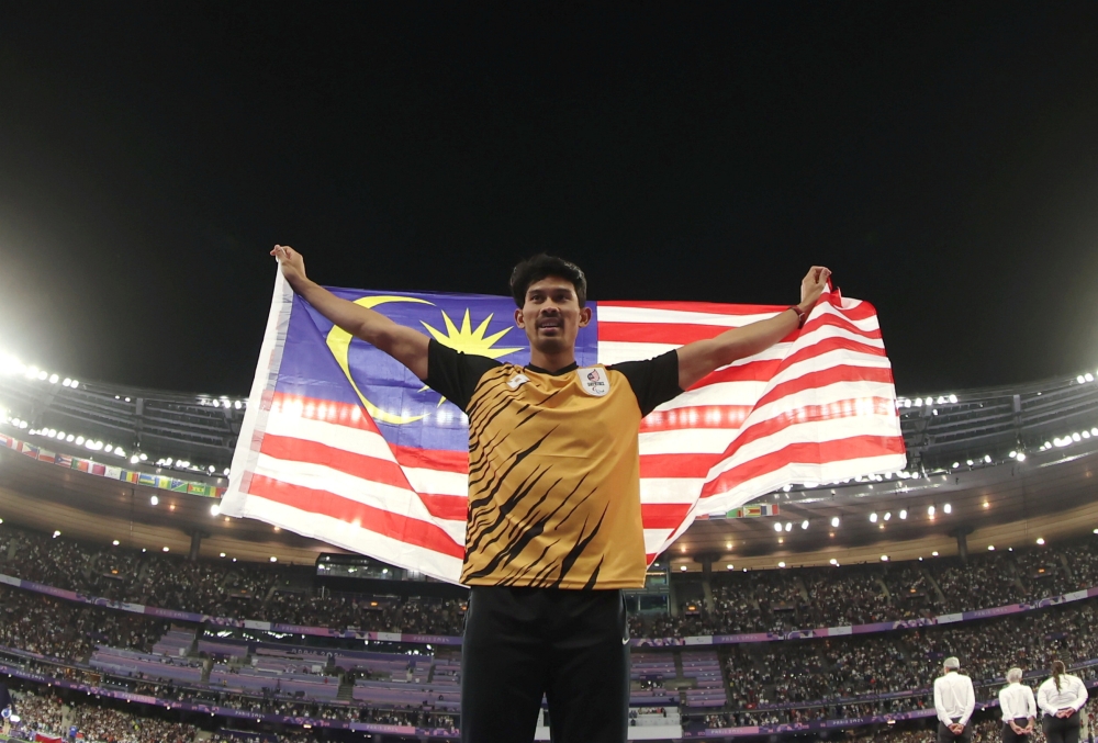 National para-athlete Datuk Abdul Latif Romly waves the Jalur Gemilang after winning the silver medal in the men's T20 (intellectual disability) long jump event at the Paris 2024 Paralympic Games at Stade de France today.