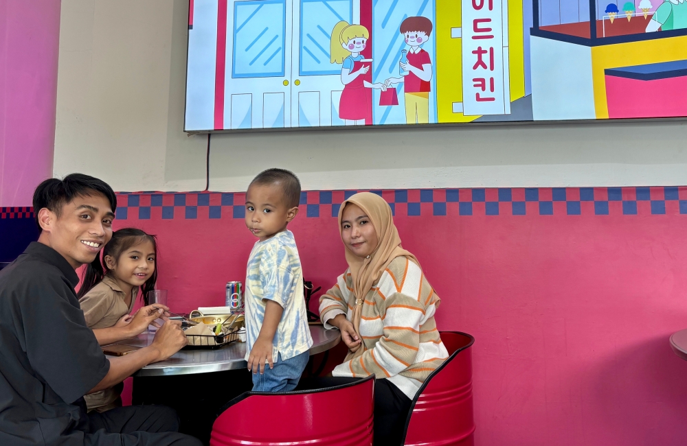 Arief Basawan and his family said Korean food is their latest favourite food.  — Picture by Julia Chan