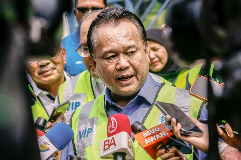 Works Minister Datuk Seri Alexander Nanta Linggi (centre) said the appointment of PBH Asset Management Sdn Bhd to maintain the Sarawak Pan-Borneo Highway was in accordance with the procurement procedures approved by the federal government. — Picture by Hari Anggara