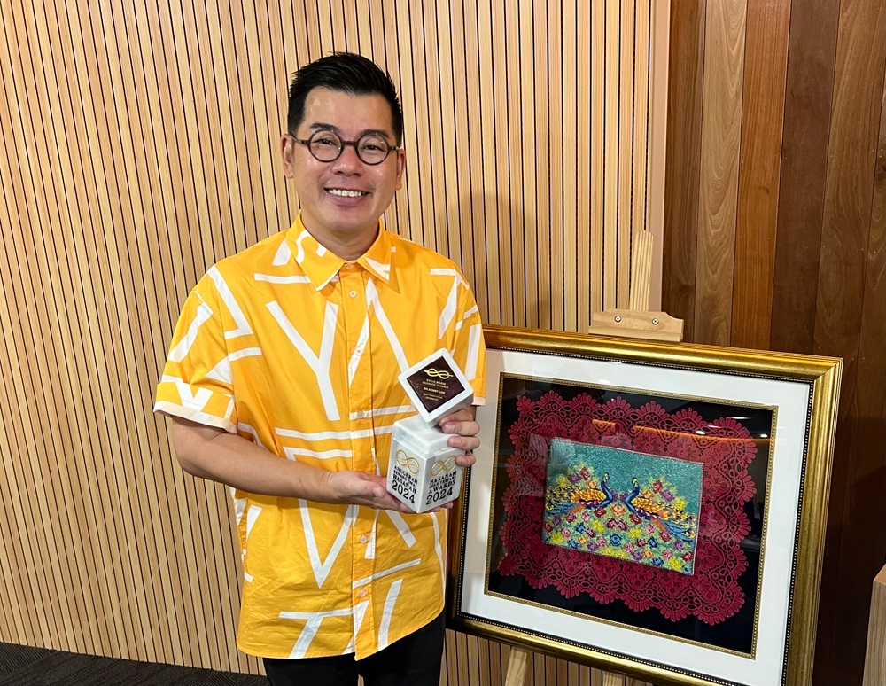 Kenny Loh and his winning beadwork that bagged the best innovative award for beadwork in this year’s Hasanah Gold Threads Awards. — Picture by Opalyn Mok