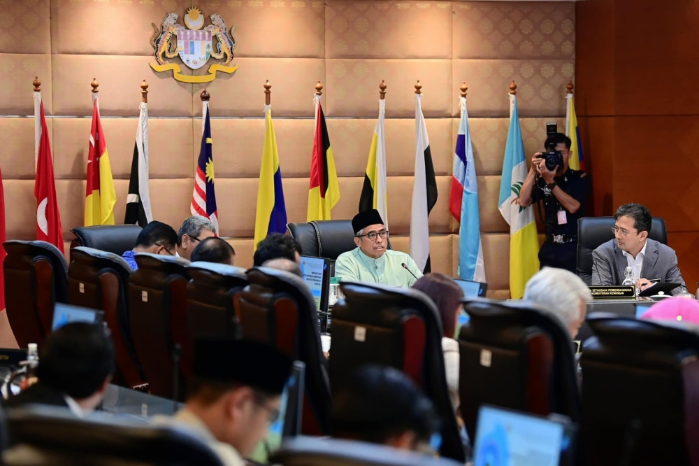 Chief Secretary to Govt: ‘Negaraku’ should be played weekly to foster patriotism among public servants