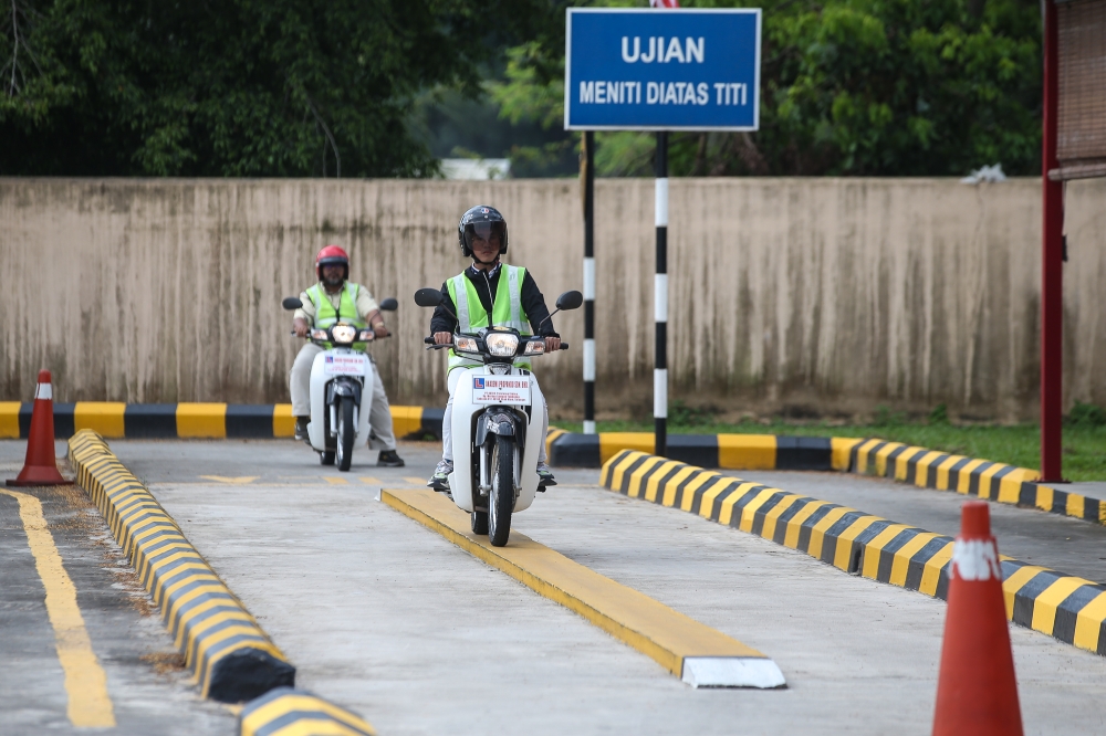 Riders practise with Class B2 trainer motorcycles at the Akademi Propandu driving school in Sungai Buloh September 5, 2024. — Picture by Yusof Mat Isa