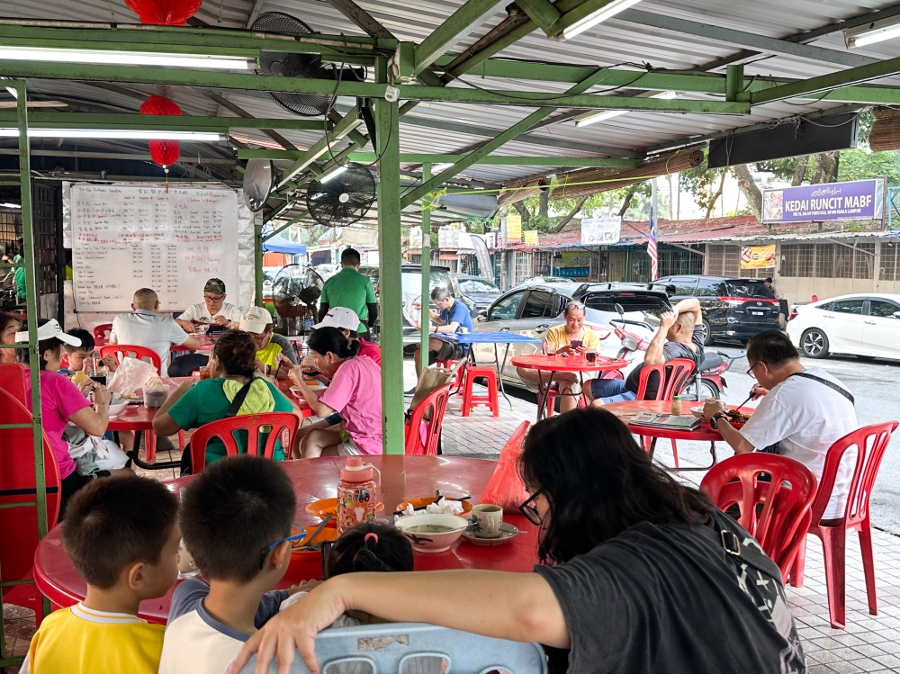 The place was packed with regulars including a group of ladies chilling after their morning exercise. — Picture by Lee Khang Yi