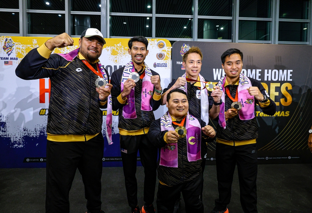 Approximately 200 sports enthusiasts celebrated the return of Malaysia's Paralympic squad which included Bonnie Bunyau Gustin, Eddy Bernard, Muhammad Ziyad Zolkefli and Cheah Liek Hou at KLIA. — Bernama pic