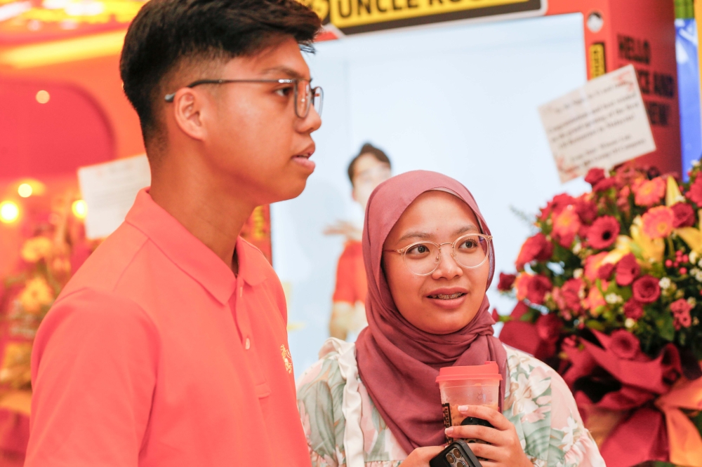 University students Hakimi Mohktar (left) and Nadhirah Wirizilkarnai said the dining experience consisting a serving of Uncle Roger’s Special Fry Rice surpassed the expectations they had. —Picture by Raymond Manuel