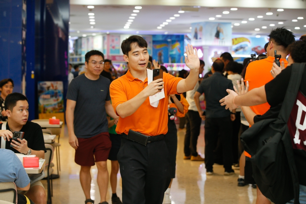 Uncle Roger greets fans at the grand opening of his first restaurant. — Picture by Raymond Manuel