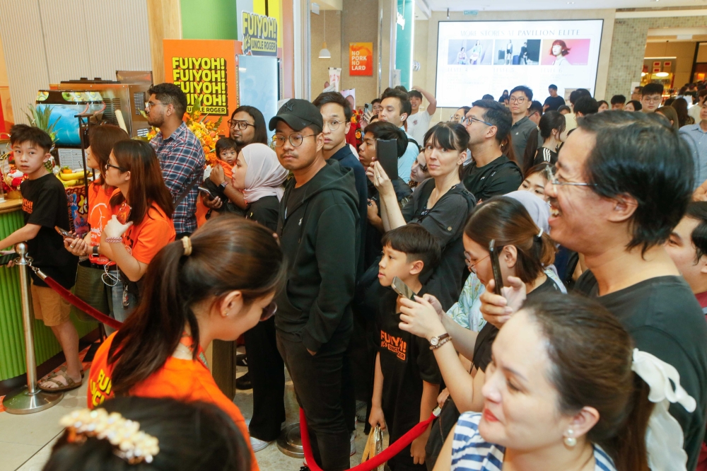 Fans patiently waiting before the opening of the restaurant. — Picture by Raymond Manuel