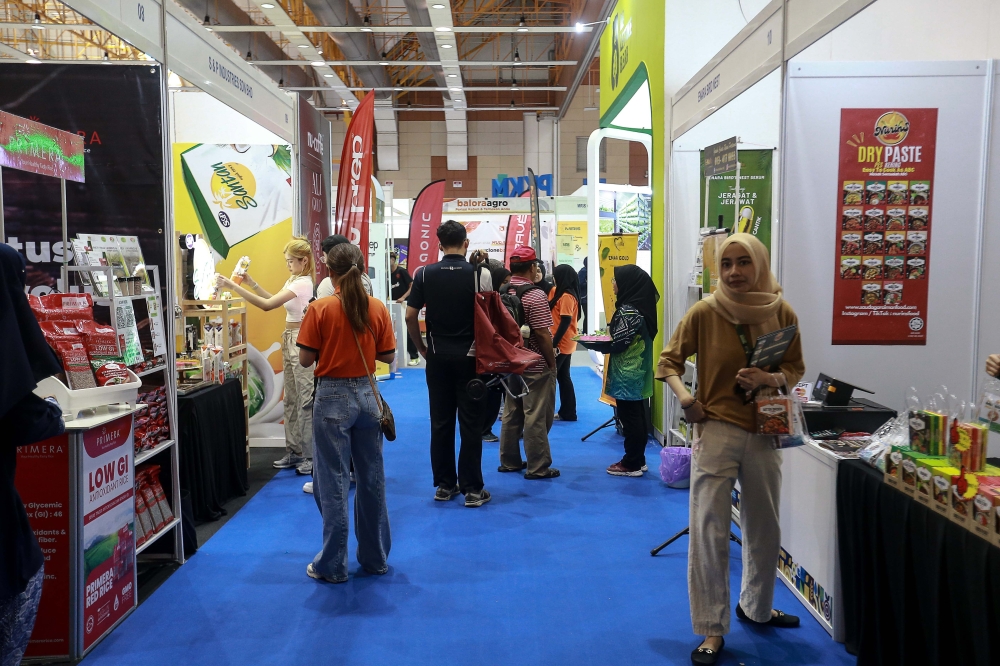 Visitors look at various booths at the 2024 Malaysian Agriculture, Horiculture and Agrotourism Exhibition at the Malaysian Agro and Exposition Park (MAEPS) in Serdang September 11, 2024. — Picture by Sayuti Zainudin 