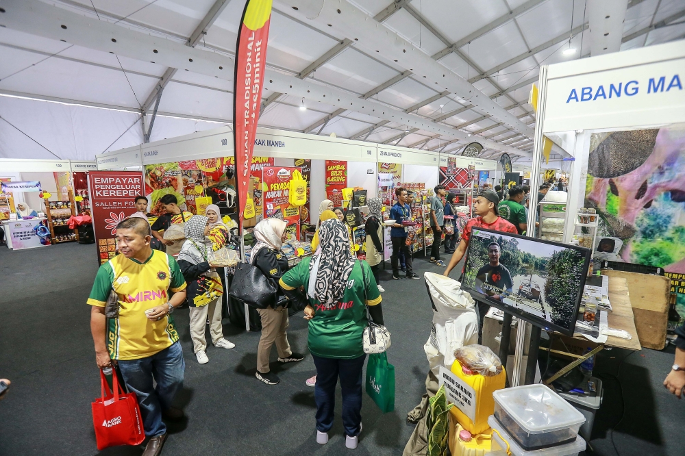 Visitors are seen visiting various booths at the 2024 Malaysian Agriculture, Horiculture and Agrotourism Exhibition at the Malaysian Agro and Exposition Park (MAEPS) in Serdang September 11, 2024. — Picture by Sayuti Zainudin