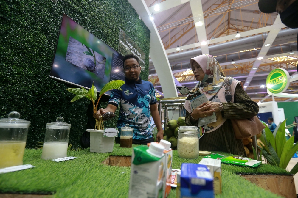 Visitors check out the coconut booth at the 2024 Malaysian Agriculture, Horiculture and Agrotourism Exhibition at the Malaysian Agro and Exposition Park (MAEPS) in Serdang September 11, 2024. — Picture by Sayuti Zainudin