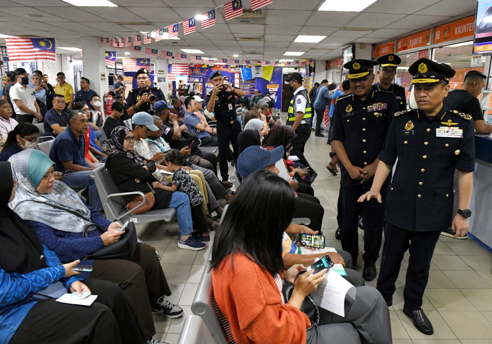 JPJ Director-General Datuk Aedy Fadly Ramli (right) said efficient counter service is highly emphasised as the hallmark, given that the main focus of the department under his management is to improve JPJ’s delivery system to the public, which is to cut congestion and long queues. — Bernama pic