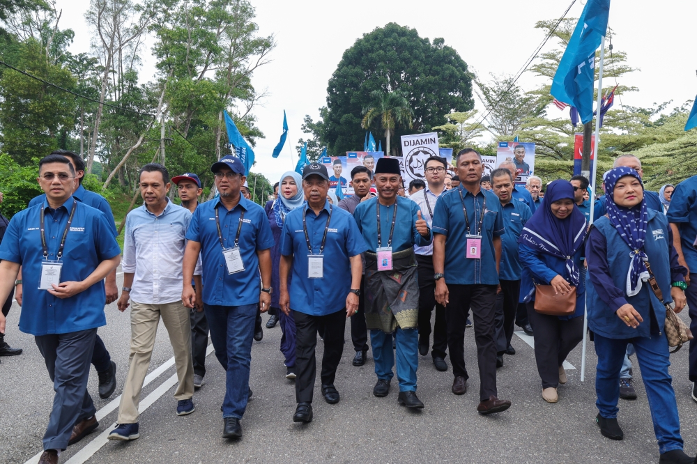 Perikatan Nasional leaders escort their Mahkota candidate Mohamad Haizan Jaafar (fourth from right) to the Dewan Tunku Ibrahim Ismail nomination centre in Kluang, Johor on September 14, 2024. — Bernama pic