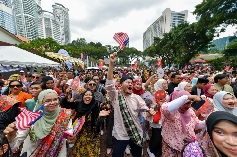 Attendees dressed elegantly in traditional outfits like sarongs, baju kurung, classic Malay kebaya, saris, and ethnic attire from Sabah and Sarawak, showcasing Malaysia’s rich cultural diversity. — Bernama pic