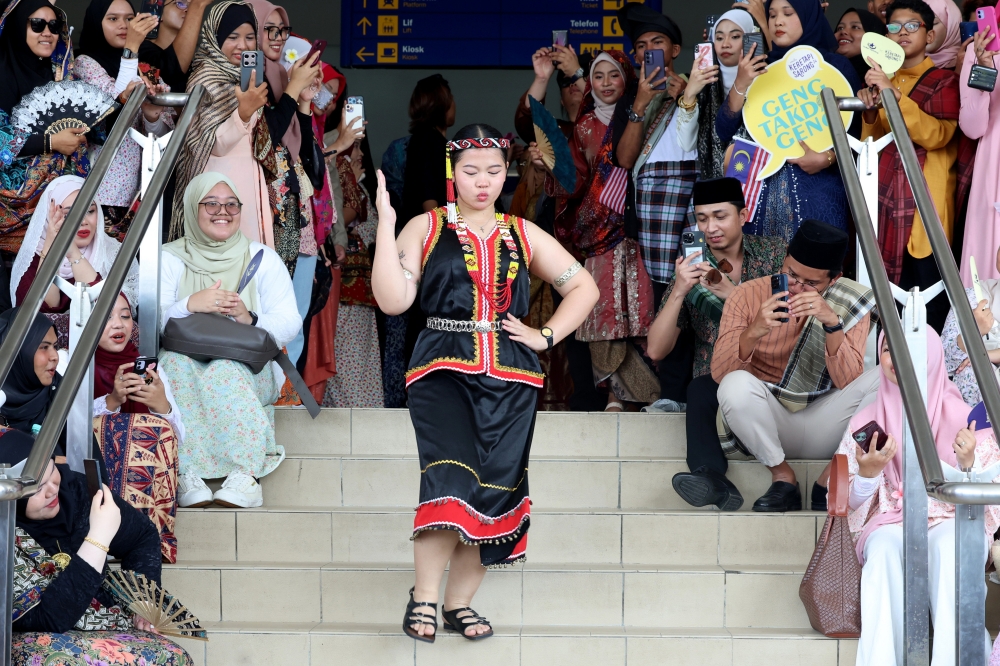 Participants of the Keretapi Sarong ‘Team Sungai Petani’ gather at Siar Seni@Lorong Tepi Biggy near Sungai Petani before continuing their journey by train from Sungai Petani Station to Alor Setar Station. — Bernama pic 