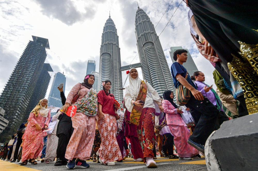 Keretapi Sarong 2024: Klang Valley, JB, Kota Baru, Ipoh and Alor Setar take part in vibrant display of Malaysia’s cultural tapestry as event goes global, reaches Paris and Berlin