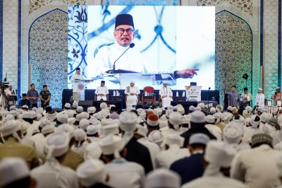 PM Anwar urges tahfiz students to uphold true Islamic teachings amid Islamophobia, hate groups