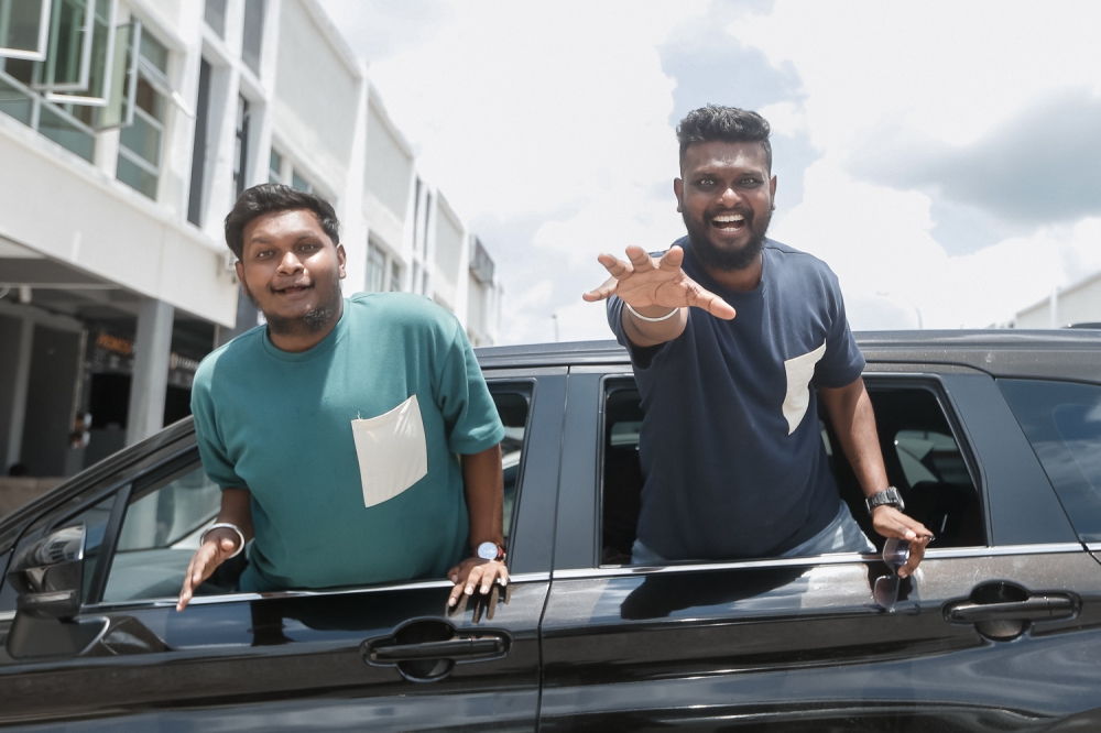 It was in 2022 when these siblings, aged 31 and 24, became the hottest duo in Bahau and Juasseh after their TikTok skits turned them into local celebrities. — Picture By Raymond Manuel