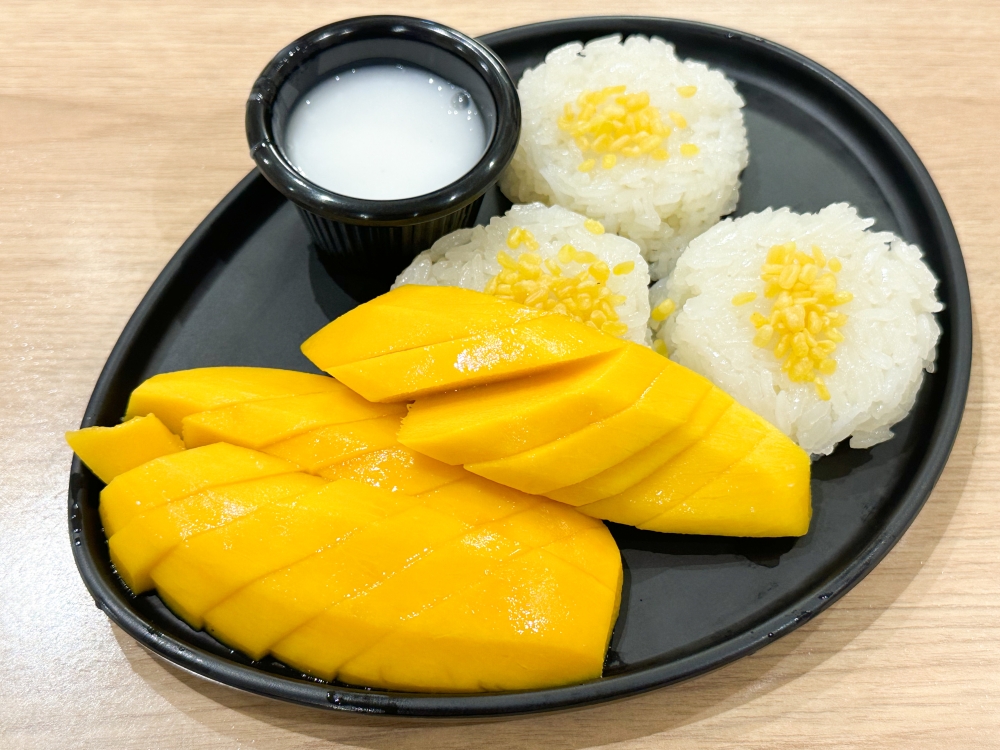 Mango Sticky Rice has sweet tasting mango with glutinous rice.