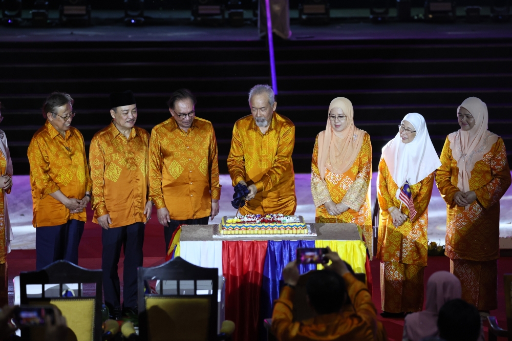 Sabah Yang Dipertua Negeri Tun Juhar Mahiruddin and his wife, Toh Puan Norlidah R.M Jasni, cut the cake during the 2024 Malaysia Day celebration at Padang Merdeka, September 16, 2024. With him are Prime Minister Datuk Seri Anwar Ibrahim and his wife Datuk Seri Dr Wan Azizah Wan Ismail together with Sabah Chief Minister Datuk Seri Hajiji Noor and Sarawak Premier Tan Sri Abang Johari Openg. — Bernama pic