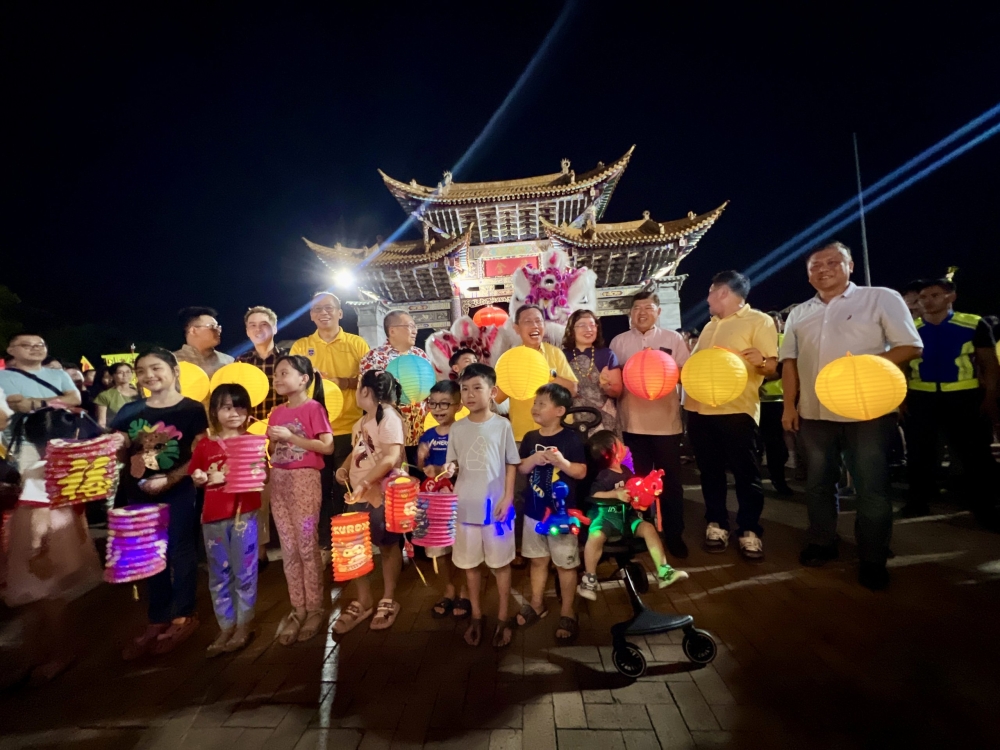 Dr Sim (back fifth right) poses for a photocall during the Mid-Autumn Festival 2024 celebration in Kuching September 17, 2024. — The Borneo Post pic