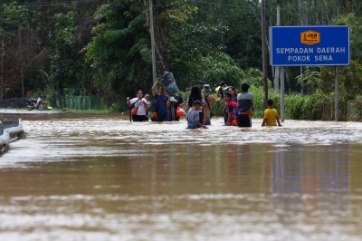 Flood evacuee numbers surge in Penang and Perlis this morning; Kedah hardest hit