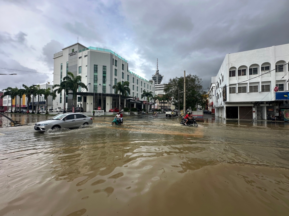 Motorists navigate their way through floodwaters in Alor Setar September 19, 2024. — Bernama pic