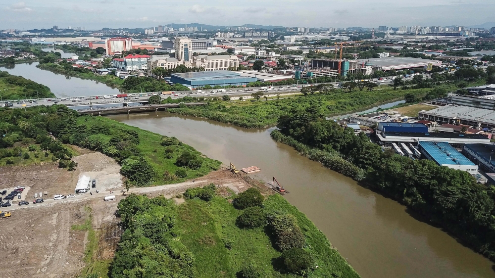 File picture of Klang river. Air Selangor is exploring the use of advanced water treatment technologies through artificial intelligence (AI) to monitor, predict and detect the quality of raw water from Selangor’s rivers before it is treated at the state’s 34 water treatment plants. — Picture by Sayuti Zainudin