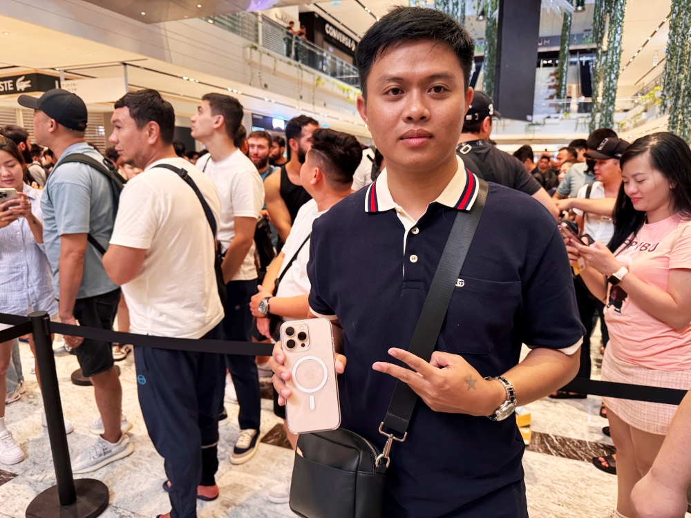 Quietly excited, Hung had arrived as early as 2am just to get his hands on the iPhone 16 Pro. — Picture by Erna Mahyuni