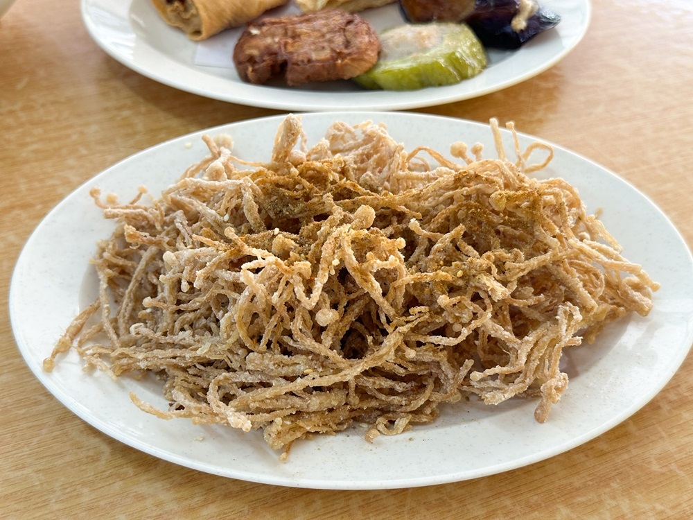 Crunch down on this plate of crispy fried enoki mushrooms. — Picture by Lee Khang Yi