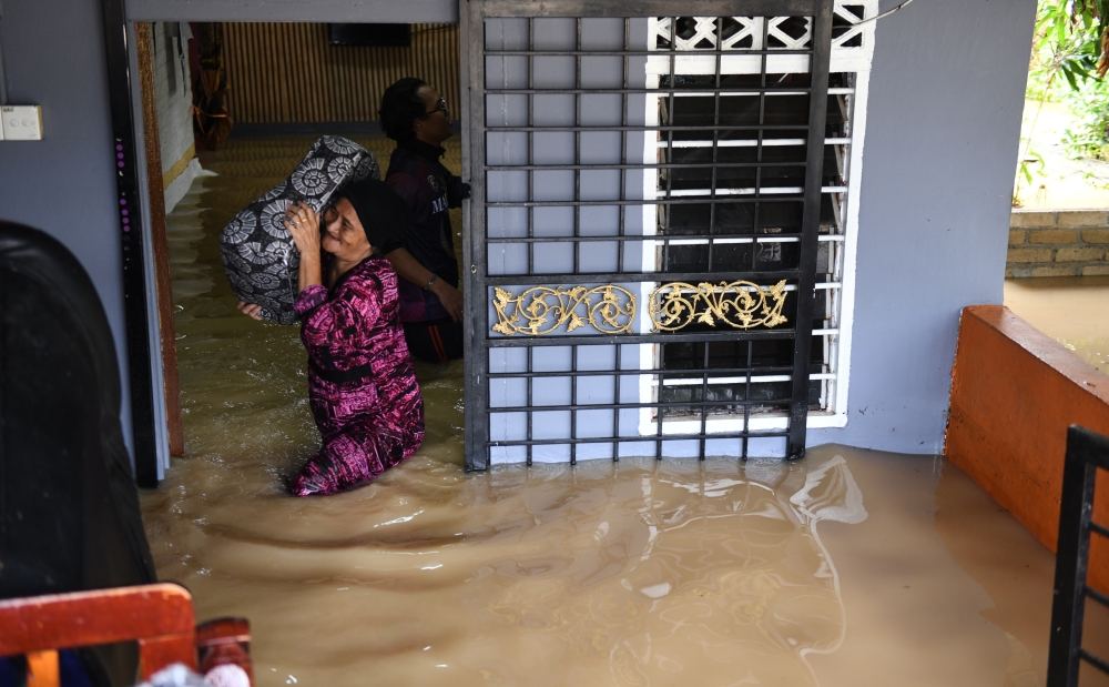 Residents of Kampung Sungai Kechil salvage their belongings as their homes were submerged in floodwaters in Nibong Tebal September 17, 2024. — Bernama pic