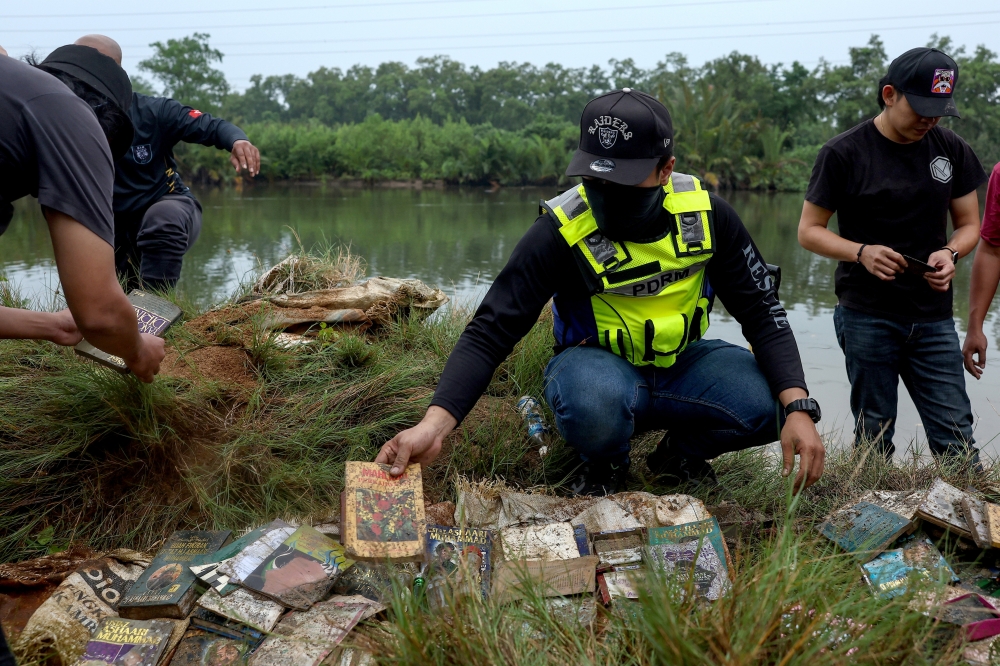 De politie van Kelantan heeft drie huizen doorzocht waarvan wordt aangenomen dat het de woningen zijn van de senior managementfamilies van Global Ikhwan Service & Business Holdings (GISBH) Sdn Bhd en heeft verschillende boeken en documenten in beslag genomen die begraven lagen langs de rivieroever in Kampung Panji op 21 september 2024. — Bernama pic