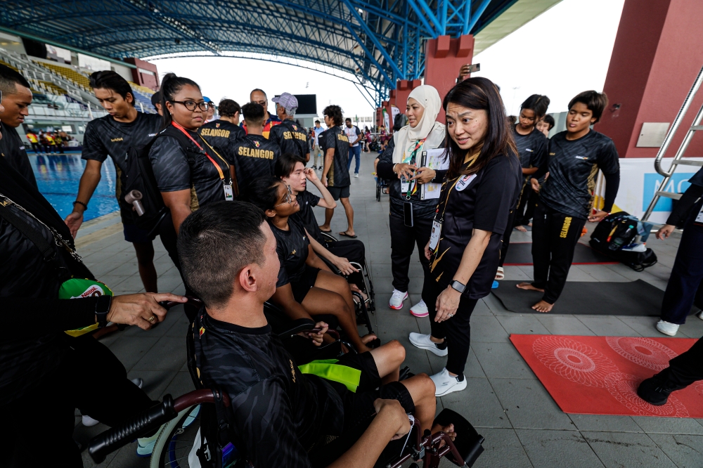 Minister of Youth and Sports, Hannah Yeoh, visits swimming para-athletes as they prepare to represent their respective states at the Para SUKMA Sarawak 2024, which will begin tomorrow at the Pandelela Rinong Aquatic Centre in Kuching. — Bernama pic