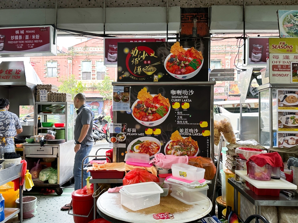 Find the KL Laksa Sifu stall next to the ‘char kway teow’ stall in Lai Foong Restaurant — Picture by Lee Khang Yi