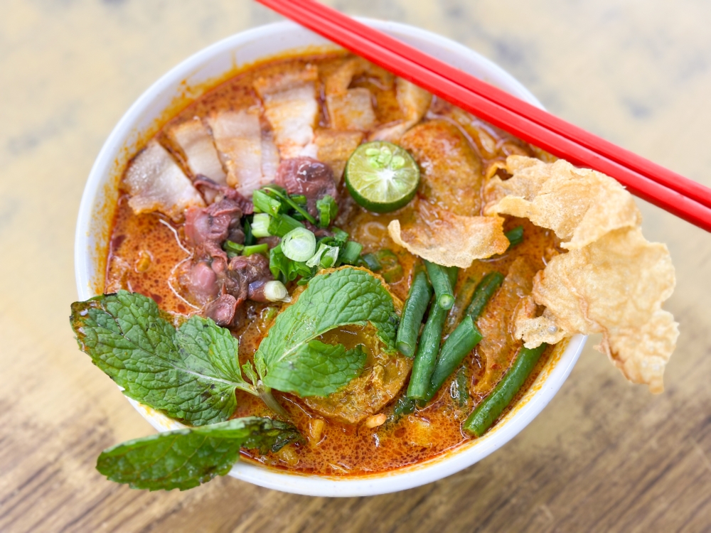 As it was the first day of business for the PJ Laksa Sifu, the ‘siew yoke’ served with the curry ‘laksa’ was the last portion — Picture by Lee Khang Yi