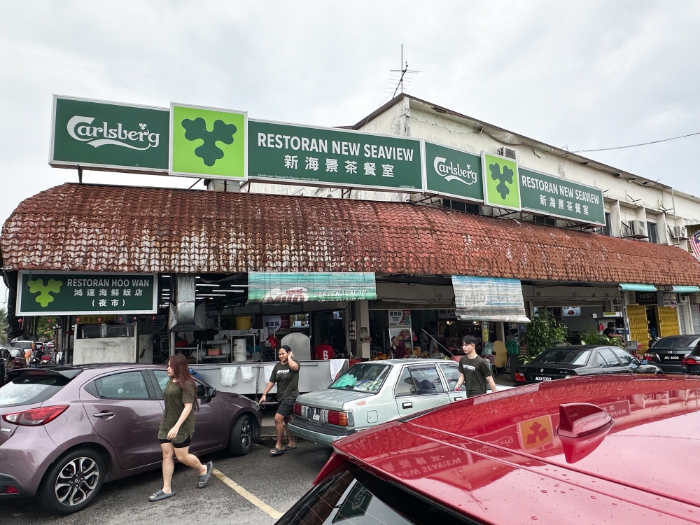 Restoran New Seaview is packed with diners who enjoy the variety of food offered there which include pork noodles — Picture by Lee Khang Yi