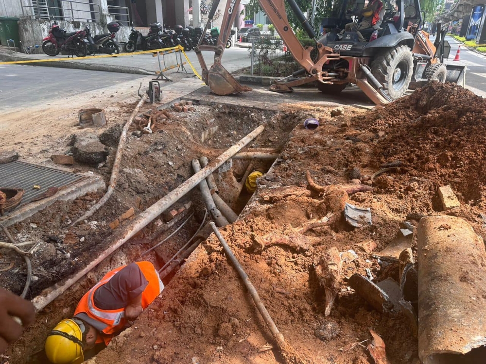 Air Selangor contract workers repairing a burst pipe on Jalan Sultan Ismail on September 23, 2024. — Picture courtesy of DBKL